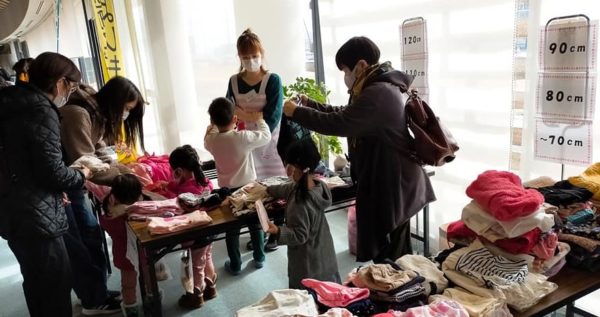 子ども服おゆずり会の様子