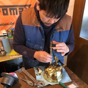 自営で板金塗装業をしているパートナーの長橋慎吾さん
