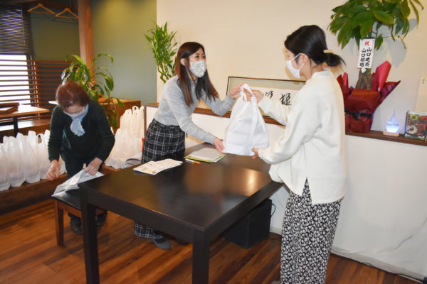 一人ひとりに心を込めてお弁当を手渡しする代表の佐藤さん