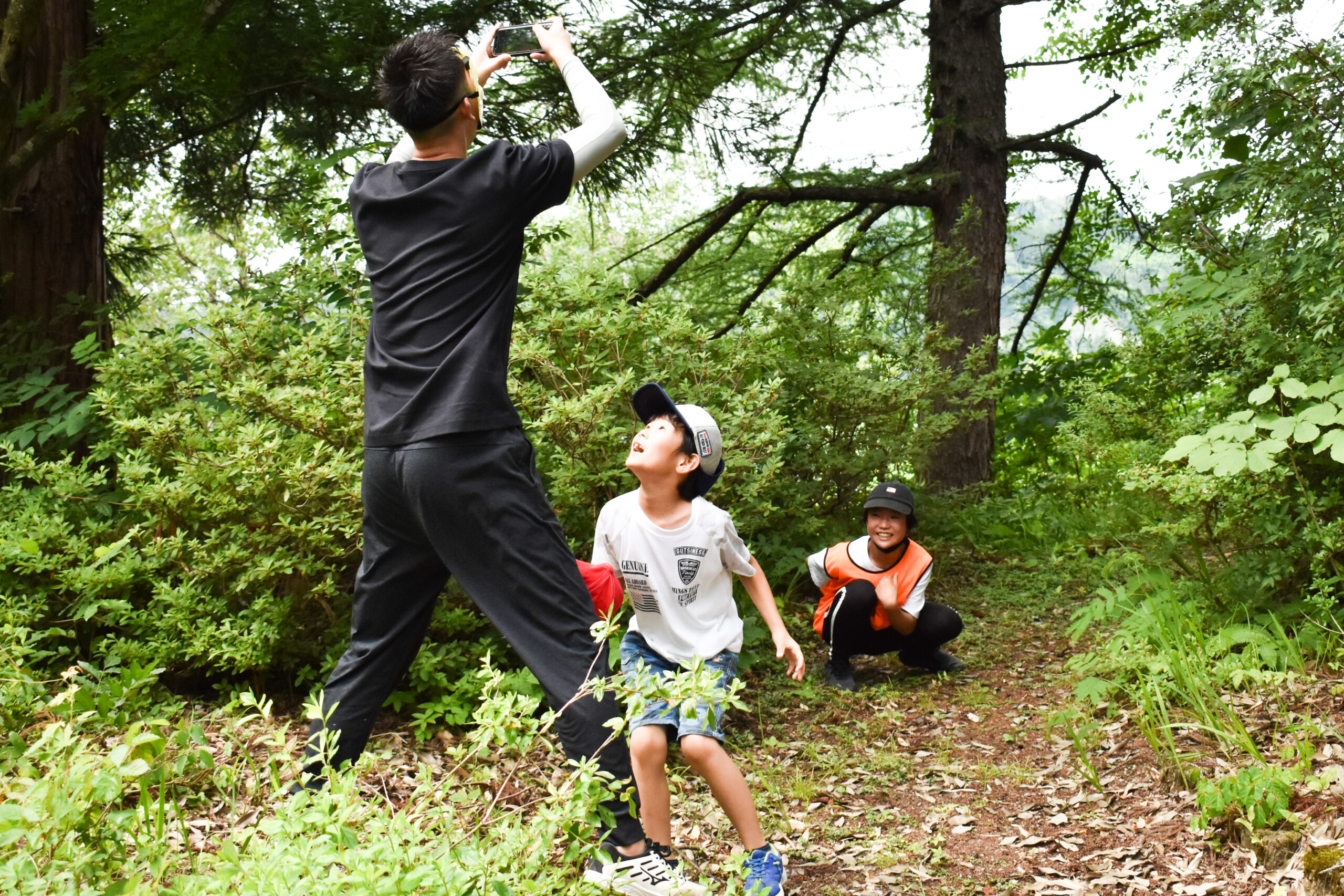 写真を撮られないよう連係プレイ?