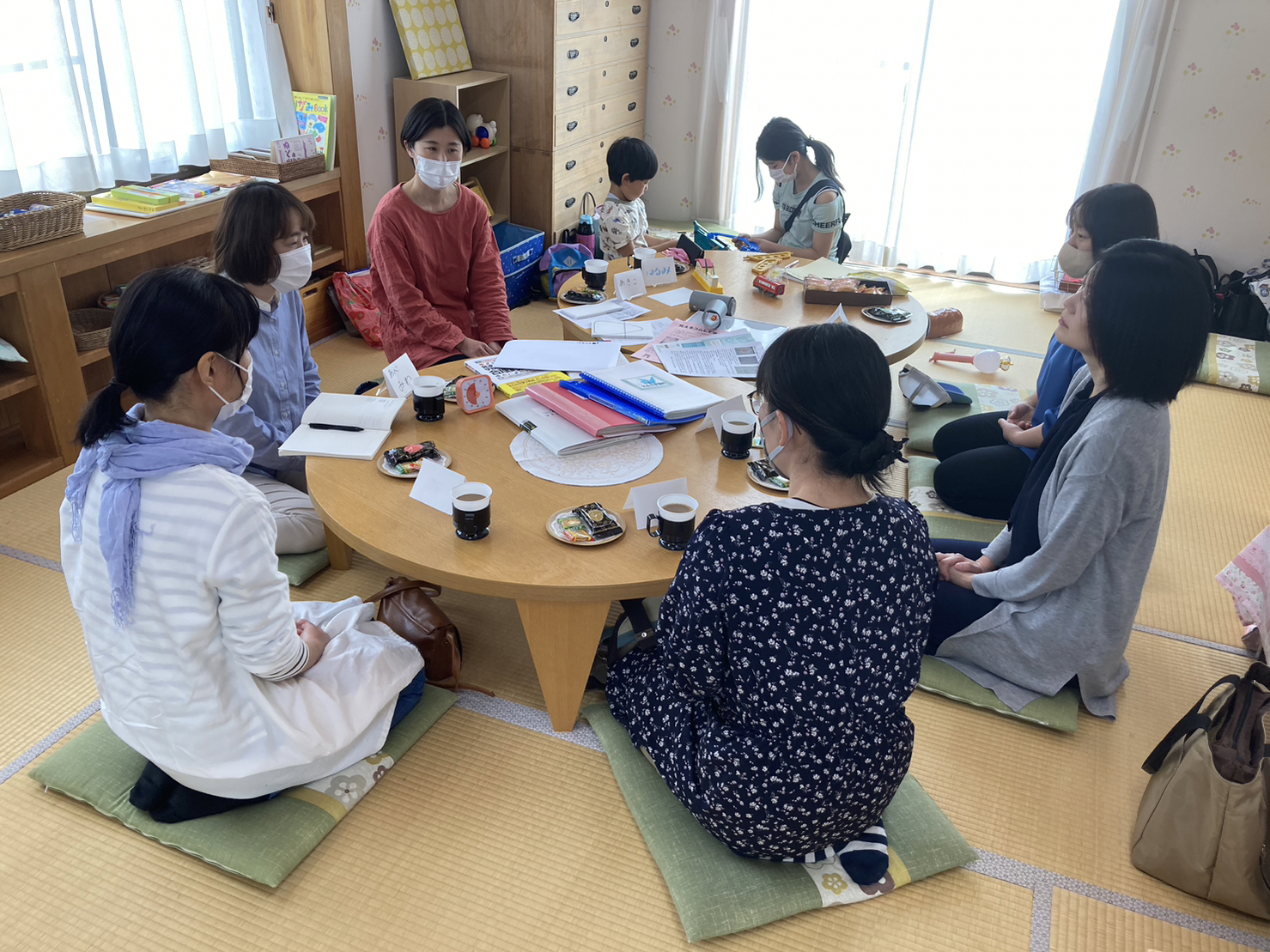 サロンの様子。テーマなどは特になく、その時の気になっていることや新しい情報が話題にあがります。
