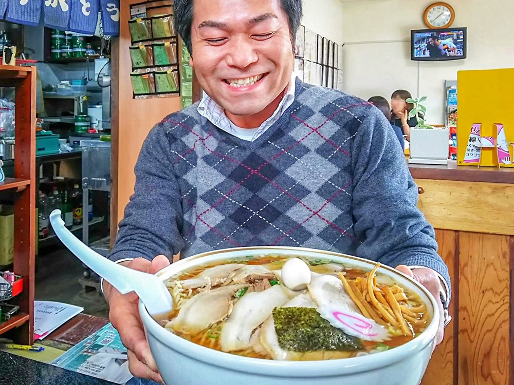 「置賜には、こんなラーメンもあります」<br>ふとした日常に、驚きや面白さが転がっている。人や場所との出会いが、地域の魅力を深めてくれます。