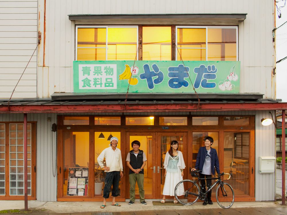 「八百屋から、地域の拠点へ」<br>昭和の店先では、買い物ついでに立ち話が生まれていました。人の行き交う場所は、時代を越えてつながっていきます。