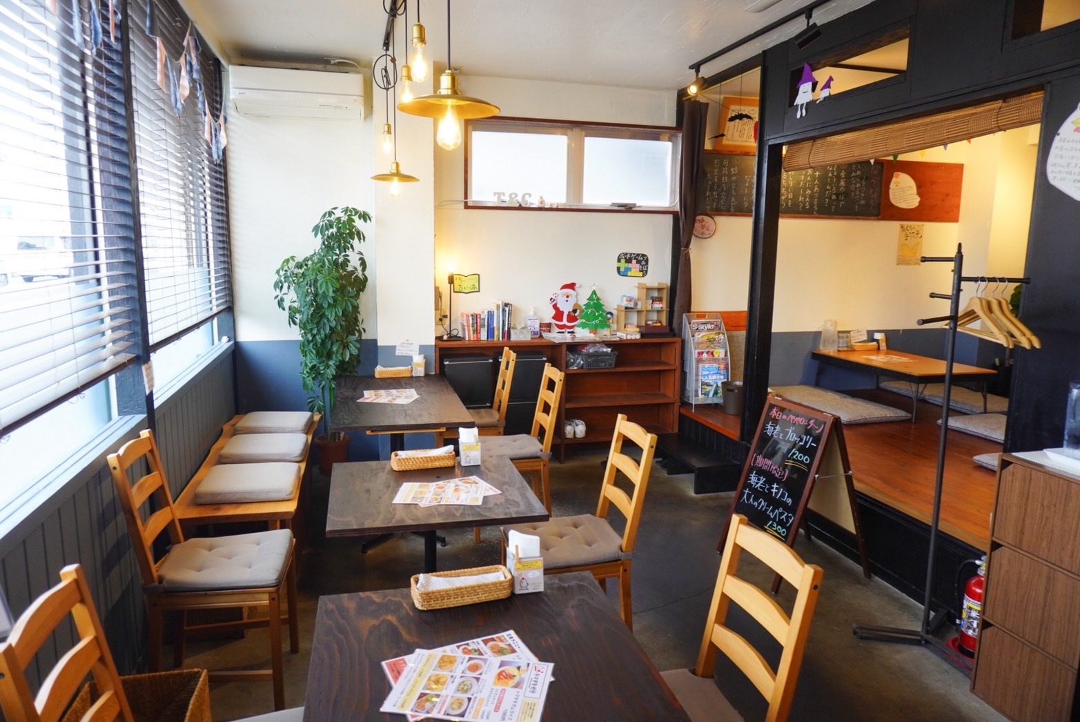 経営するトマチキ食堂の店内